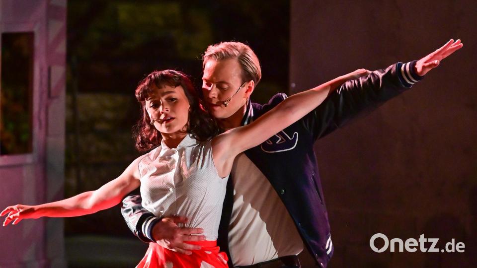 Ohne Rassismus könnte alles so schön sein: Sarah Weidinger und Bosse Vogt geben in der Wunsiedler &quot;West Side Story&quot; die Maria und den Tony, deren Liebesgeschichte­ aufgrund von Bandenkriegen dramatisch endet. Bild: Florian Miedl