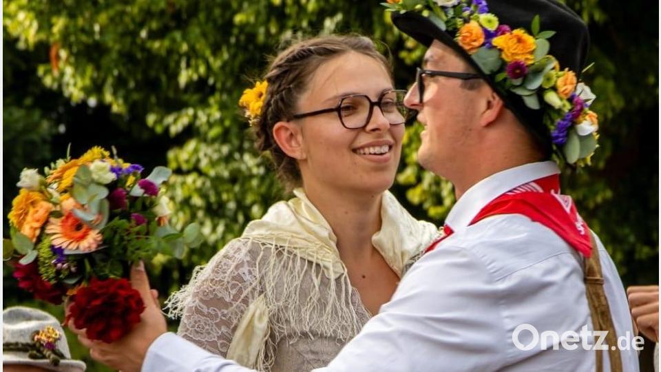 Am Festplatz tanzten die Kirwapaare den Baum aus. Bild: lei