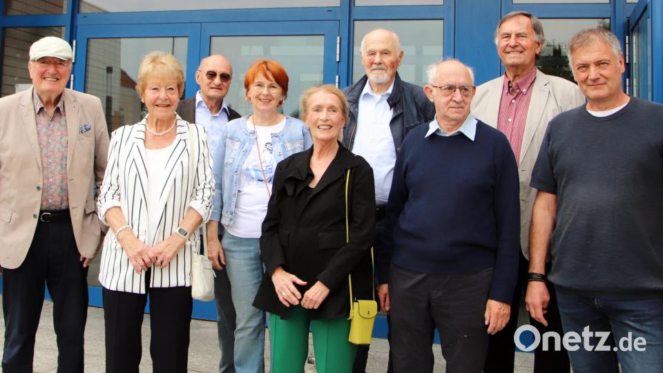 Zahlreiche frühere Lehrer, hier mit Schulleiter Christian Schwab (rechts), nahmen die Einladung ihrer damaligen Schüler zu einem erneuten Treffen gerne wahr. Von links Dieter Pfisterer, Eleonore Meier, Jürgen Haas, Elvira Seibert-Kiener, Eva Haas, Walter Weikl, Bertram Sandner und Robert Herrles. Bild: Thomas Dobler
