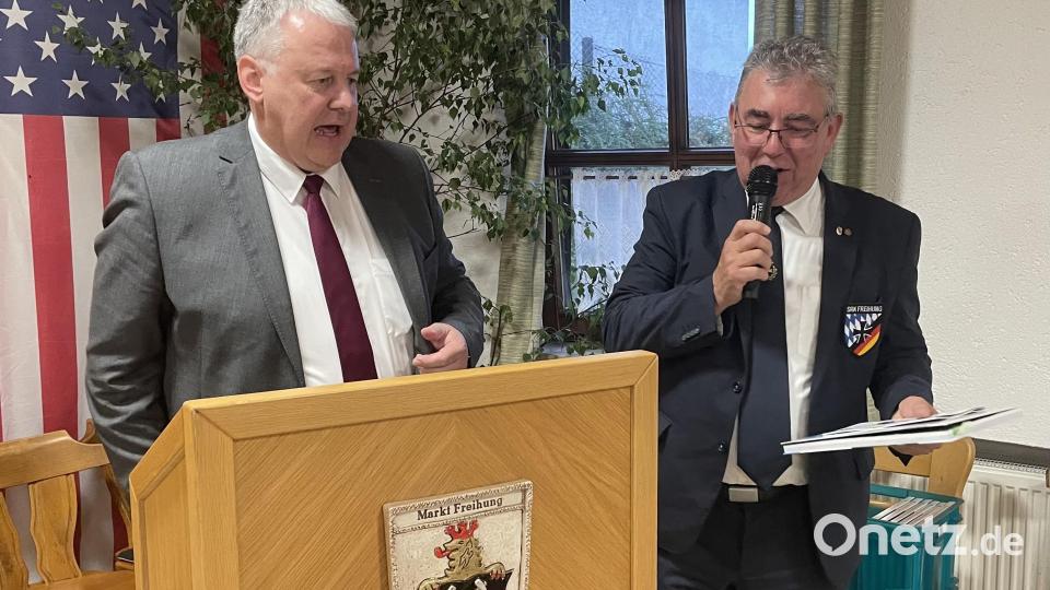 Oberstleutnant a. D. Norbert Bücherl überreichte Landrat Richard Reisinger einen Bildband als Geschenk. Bild: Gerhard Krones