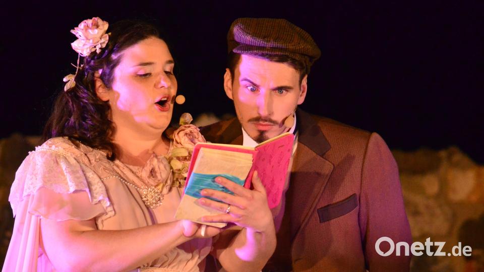 Ein Zweckverband zur Finanzierung einer Kultureinrichtung soll helfen, dass sich in der nördlichen Oberpfalz auch weiterhin der Theatervorhang für professionelles Theater hebt. Hier eine Szene des LTO-Theaters aus "Ernst sein ist alles" auf der Burgruine Waldeck. Archivbild: Benkhardt