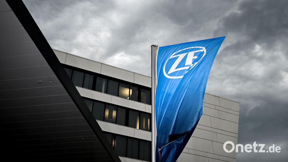 Bei ZF stehen die Zeichen auf Sturm - am Dienstag gehen mehrere Tausend Beschäftigte auf die Straße. (Archivbild) Bild: Felix Kästle/dpa
