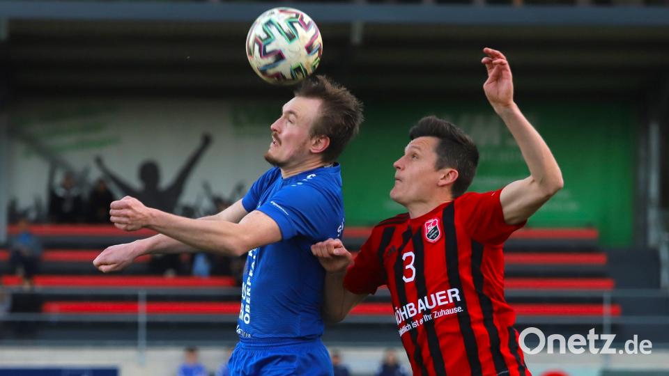Dieses Kopfballduell könnte sich exakt so am Mittwochabend im Oberwildenauer Stadion erneut zutragen: Der Etzenrichter Stürmer Martin Pasieka (links) im Zweikampf mit Benjamin Urban, den Spielertrainer des SC Luhe-Wildenau. Archivbild: war