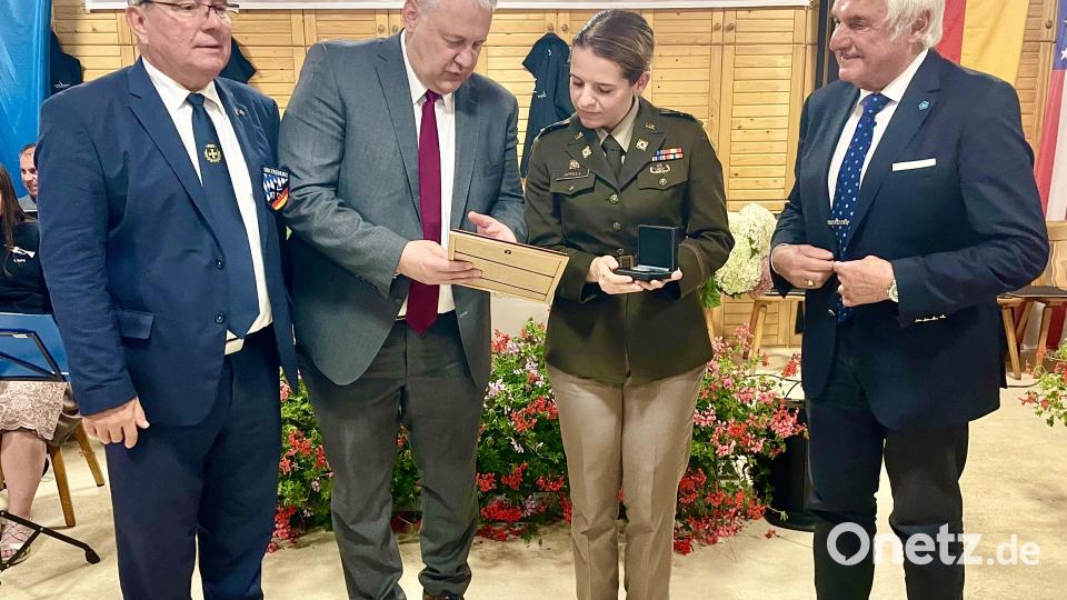 Landrat Richard Reisinger und Richard Glombitza überreichten Captain Appell von der US-Army die Theodor-Heuss-Medaille des Landesverbandes Bayern für &quot;die besondere Mitarbeit für das Werk der Kriegsgräberfürsorge&quot;. Bild: Gerhard Krones