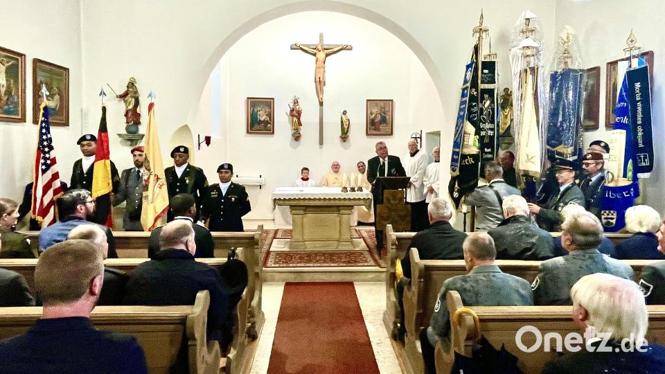 Das traditionelle Totengedenken der SRK fand witterungsbedingt mit vielen Fahnenabordnungen und Gästen in der Filialkirche St. Josef statt. Bild: Gerhard Krones