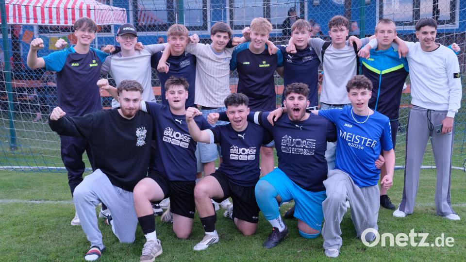 Zum Auftakt des FC-Sommerfestes wetteiferten vier A-Jugendmannschaften aus Auerbach, Bayreuth, Kirchenthumbach und der Spielgemeinschaft Tremmersdorf/Eschenbach um die Siegprämien beim Cup der Volksbank Raiffeisenbank Nordoberpfalz. Das Bild zeigt die Turniersieger des SV 08 Auerbach. Bild: do