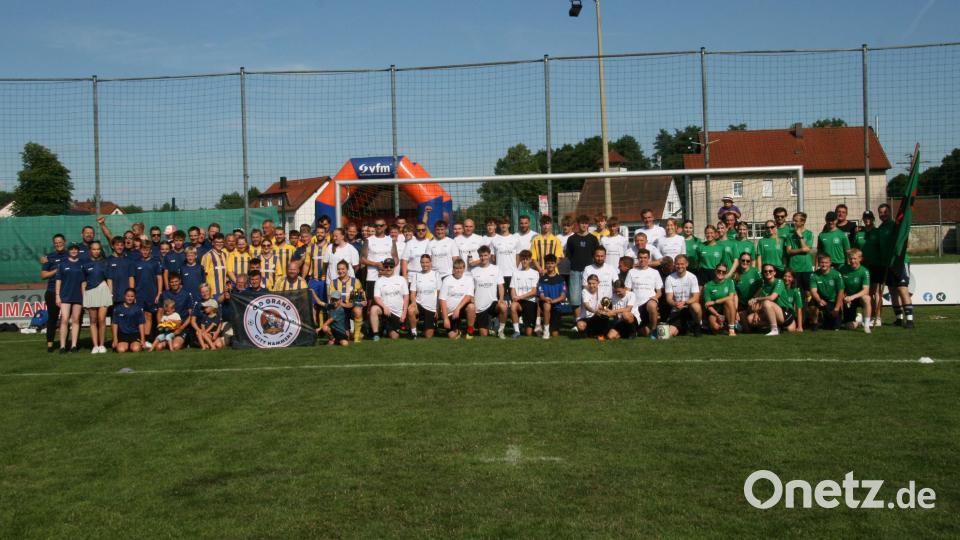 Alle fünf Teams mit ihren weiblichen und männlichen Spielern waren nach der Siegerehrung noch bereit zu einem gemeinsamen Gruppenfoto am A-Platz in Michelfeld. Bild: obl
