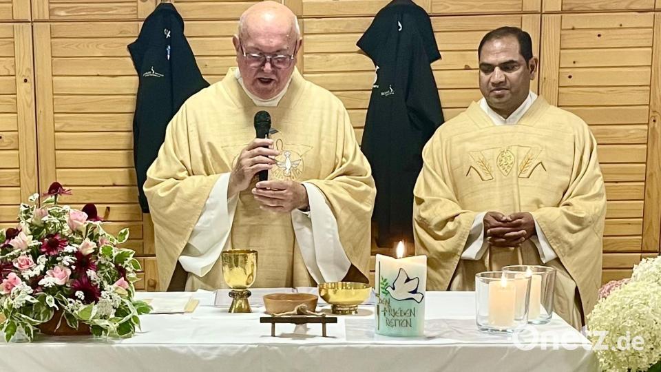 Monsignore Johann Amann und Pfarrer Benny zelebrierten den Festgottesdienst im Schützenheim Tanzfleck. Dabei wurde eine von den Geistlichen gestiftete Friedenskerze entzündet. Bild: Gerhard Krones