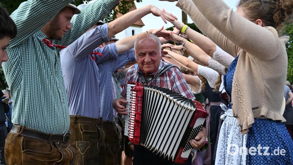 Durch ein Spalier durfte dieser Musiker gehen. Bild: lei
