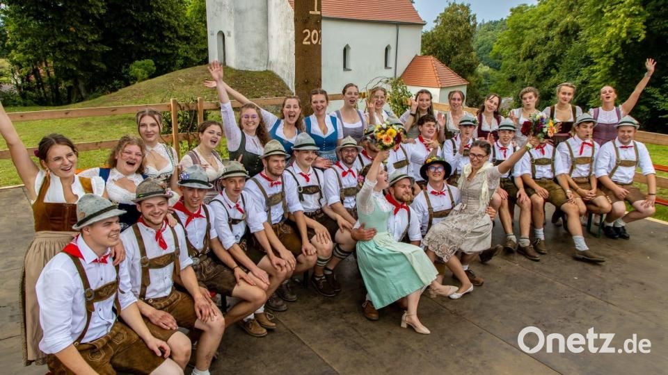 Beste Stimmung herrscht bei den Kirwamoidln und Kirwaburschen. Bild: lei