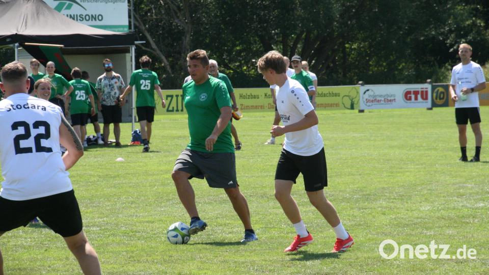Jüngere und ältere Kicker mit guter Technik standen sich im Auerbacher Stadtteil Michelfeld gegenüber. Bild: obl