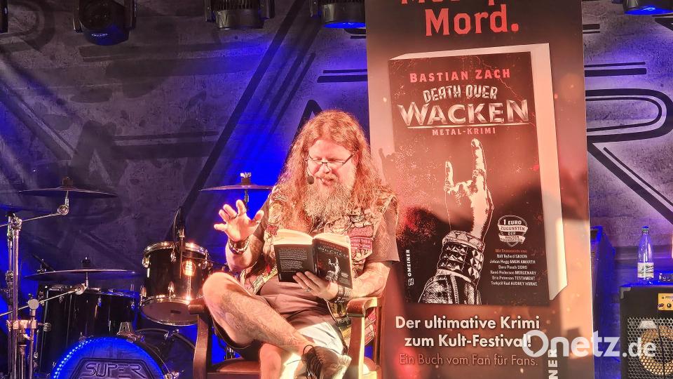 Bastian Zach erzählt von den Ermittlungen seiner Buchcharaktere in Wacken. Bild: Manuela Watzl