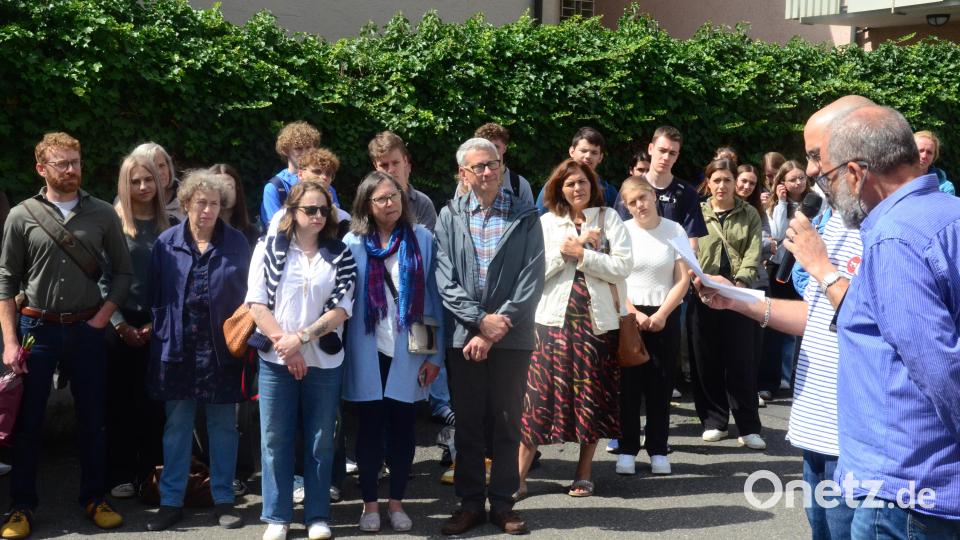 Ofer und Yuval Heimann danken der Stadt Weiden. Im Hintergrund die Familie der ermordeten Elise Heimann. Bild: Kunz