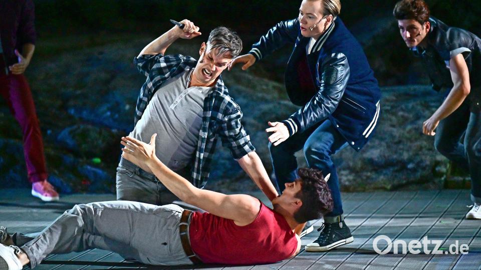 In der Gewalt-Spirale: Nico Schweers als Riff, Bosse Vogt (rechts) als Tony und Manuel Nobis (liegend) als Bernardo. Bild: Florian Miedl