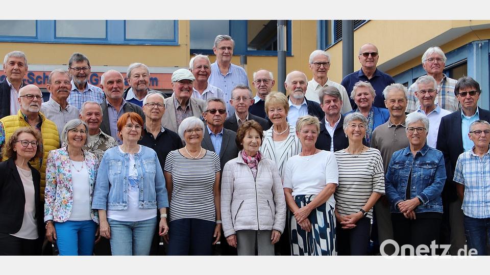 Gut 30 Frauen und Männer kamen am Wochenende zusammen, um gemeinsam das Jubiläum &quot;50 Jahre Abitur&quot; zu feiern. Sie waren damals die ersten Schüler am neuen Nabburger Gymnasium. Bild: Thomas Dobler