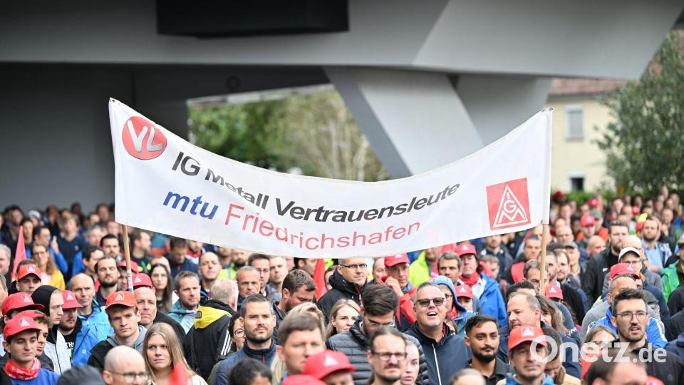 Bereits im vergangenen Jahr waren viele Beschäftigte gegen einen geplanten Stellenabbau auf die Straße gegangen. (Archivbild) Bild: Felix Kästle/dpa