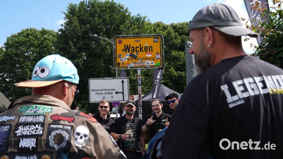 Beliebtes Motiv: Das Ortschild von Wacken. Bild: Marcus Brandt/dpa
