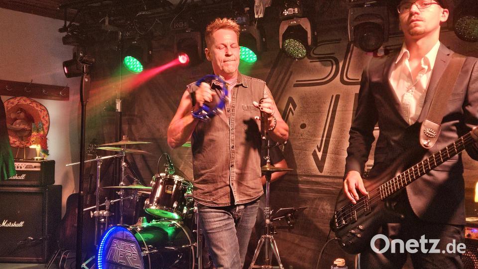 Frontmann Stefan Lange da Dude und Bassist Chiefinspector Tobias Slaphand Poyer machen Stimmung. Bild: Manuela Watzl