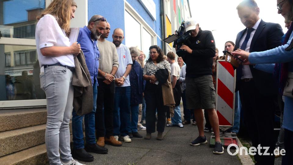 Die Stadt Weiden verlegte vor dem Anwesen, Dr. Seeling-Straße 31, einen weiteren Stolperstein, diesmal für die von den Nationalsozialisten ermordete Elise Heimann. Bild: Kunz