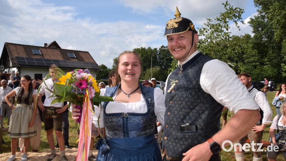 Das Oberkirwapaar Eva Leißner und Julius Japs, der als Preuße eine preußische Pickelhaube aufgesetzt bekam. Bild: hdk