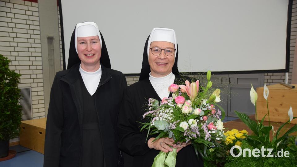 Provinzoberin Schwester Theresia verabschiedet Schwester Lioba (rechts) als Realschulrektorin. Bild: hdk