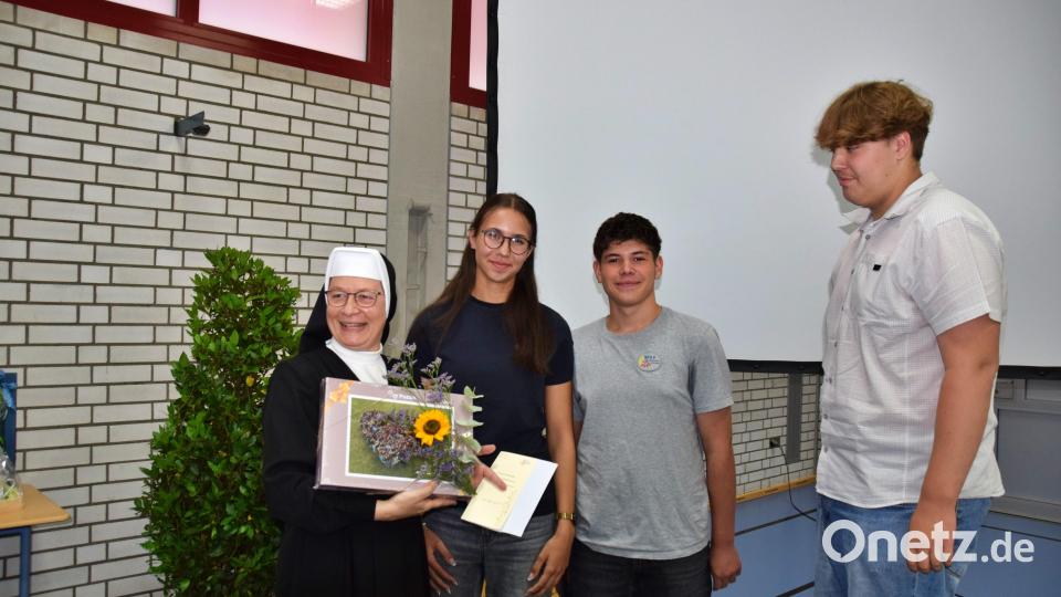 Die Schülersprecher Emma, Roberto und Felix übergaben Schwester Lioba ein Geschenk. Bild: hdk