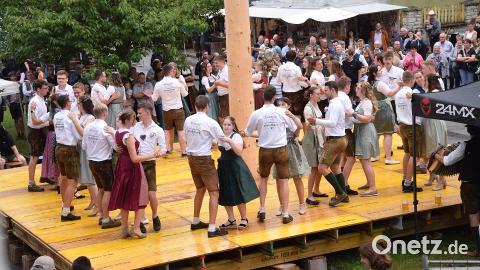 Trotz Regen-Sperenzchen war die Kirwa in Hohenburg hervorragend besucht. 27 Kirwapaare tanzten am Sonntag den Baum aus. Bild: bö