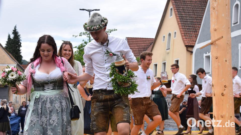Sandra Dieling und Marcel Scherbel wurden beim Austanzwalzer zum neuen Oberkirchweihpaar gekürt. Bild: Paul Böhm [bö] (PAUL.JOSEF.BOEHM@T-ONLINE.DE)