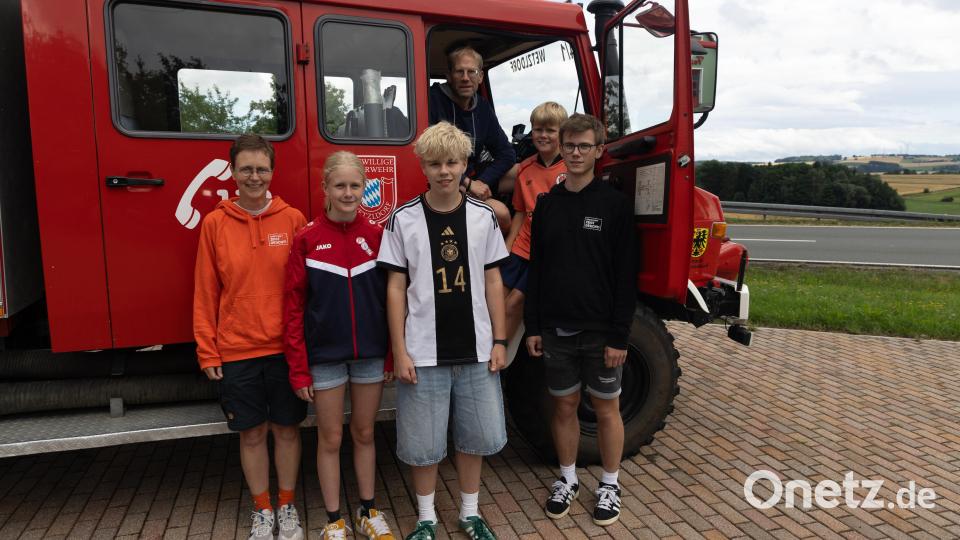 Von links nach rechts: Mutter Ulrike, Tochter Lotta, Künstler Matti, Vater Guido sowie die Brüder Janne und Marten vor dem kunstvoll verewigten Original-Unimog der Wetzldorfer Feuerwehr. Bild: Roland Wellenhoefer