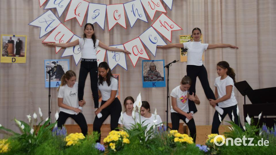 Schüler führten zum Abschied Tänze auf. Bild: hdk