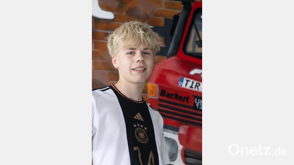 Matti (15) vor seinem beeindruckenden Kunstwerk: Der Unimog der Feuerwehr Wetzldorf, detailgetreu auf die Hallenwand gesprayt. Bild: Roland Wellenhoefer