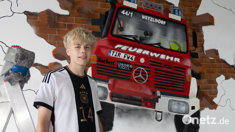 Matti (15) vor seinem beeindruckenden Kunstwerk: Der Unimog der Feuerwehr Wetzldorf, detailgetreu auf die Hallenwand gesprayt. Bild: Roland Wellenhoefer