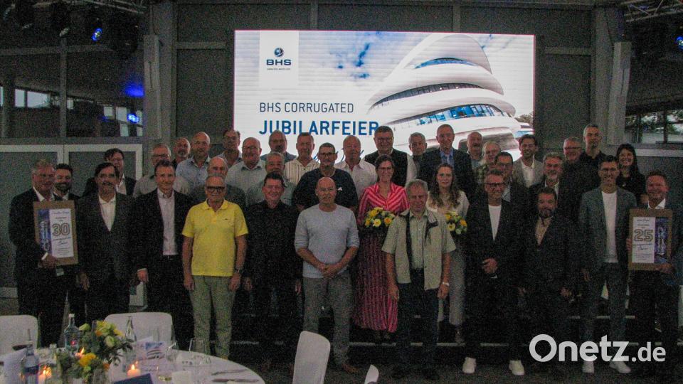 Christian Engel (links) und Lars Engel (rechts) gratulierten allen Jubilaren zu ihren Auszeichnungen und verliehen dem Gesamtbild mit eigenen Urkunden einen familiären Rahmen. Bild: knh