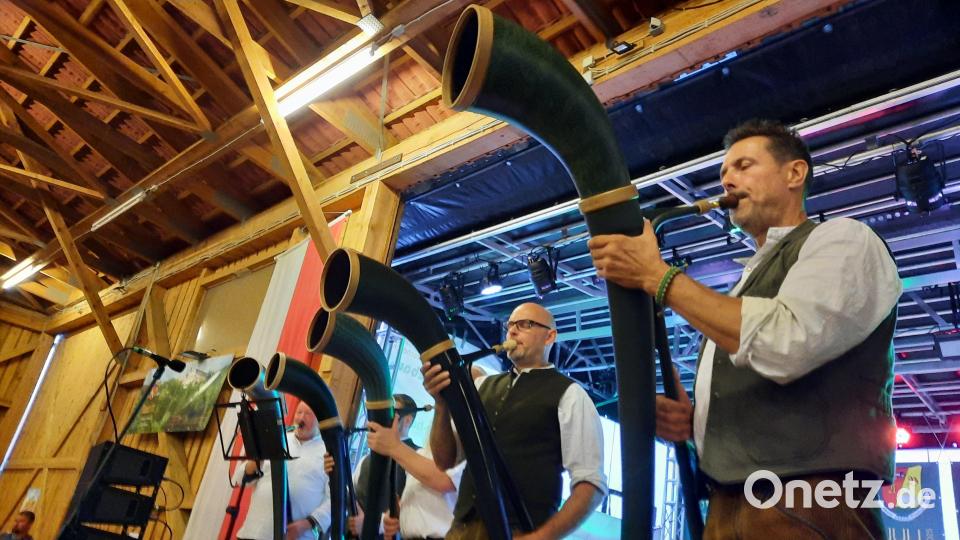 Die Vogelhorn-Bergmusik mit Robert Vogel (rechts) trat bei der Musiksommernacht in Ammerthal auf. Bild: Gerhard Doerfler
