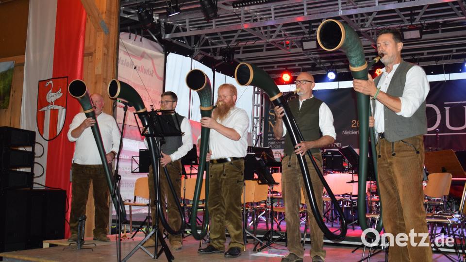 Die Vogelhorn-Bergmusik überraschte mit ihren Hörnern und melodischen Stücken. Bild: oe