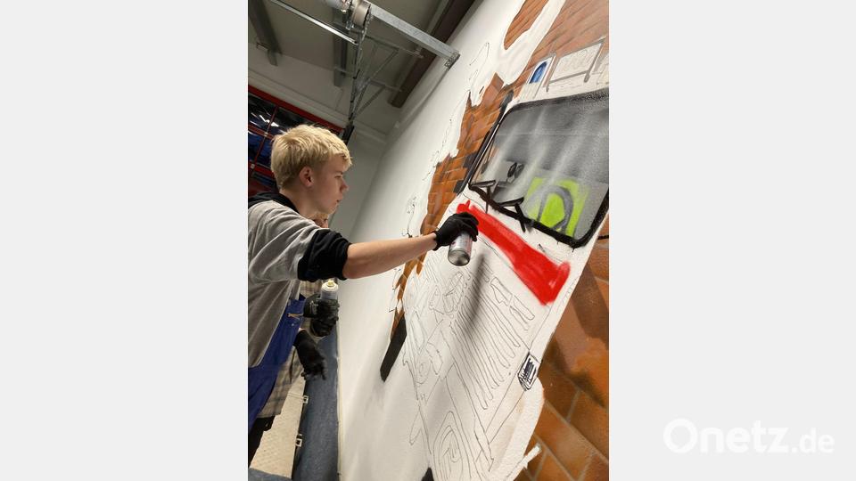Matti Sumbeck bei der Arbeit: Mit der Spraydose bringt der junge Künstler den Unimog der Wetzldorfer Feuerwehr detailgetreu an die Wand. Bild: Familie Schinner