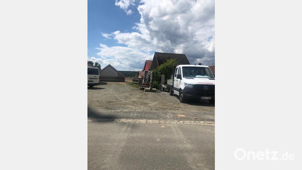 Wo jetzt noch Fahrzeuge parken entsteht das neue Pfarr- und Jugendheim der katholischen Pfarrei. Bild: sei