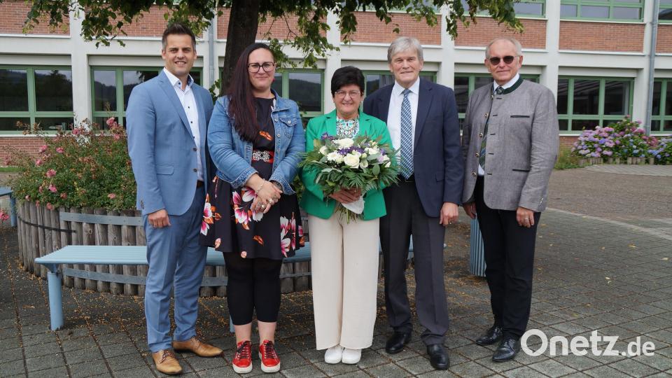 Schulamtsdirektor Johann Hilburger (rechts) und Bürgermeister Rudolf Teplitzky (links) sowie Konrektorin Julia Kopp gratulieren Gerlinde Lohrer und Rektor Werner Winderl zum wohlverdienten Ruhestand Bild: wel