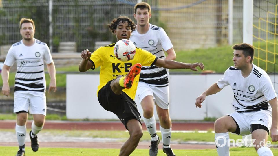 Richard Silva Pereira (am Ball) und der FC Amberg empfangen am Freitagabend im heimischen Stadion am Schanzl den FC Weiden-Ost. Archivbild: Hubert Ziegler
