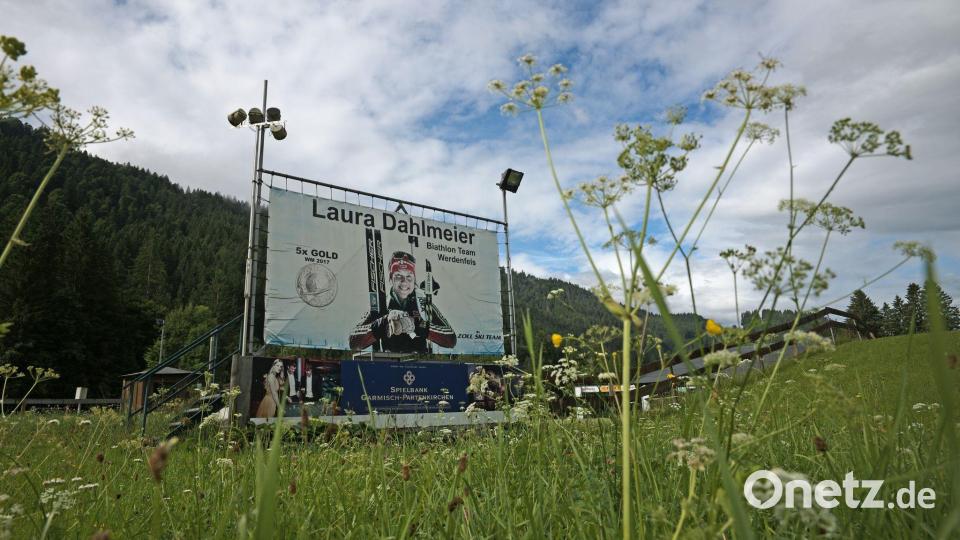 Ein Bild von Laura Dahlmeier steht am Biathlontrainingsgelände bei Garmisch-Partenkirchen. Bild: Uwe Lein/dpa