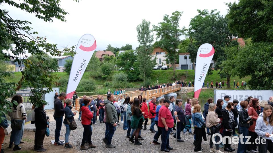 Der neue Steg, er hält. Tausende Konzertbesucher haben ihn erfolgreich getestet Bild: mab