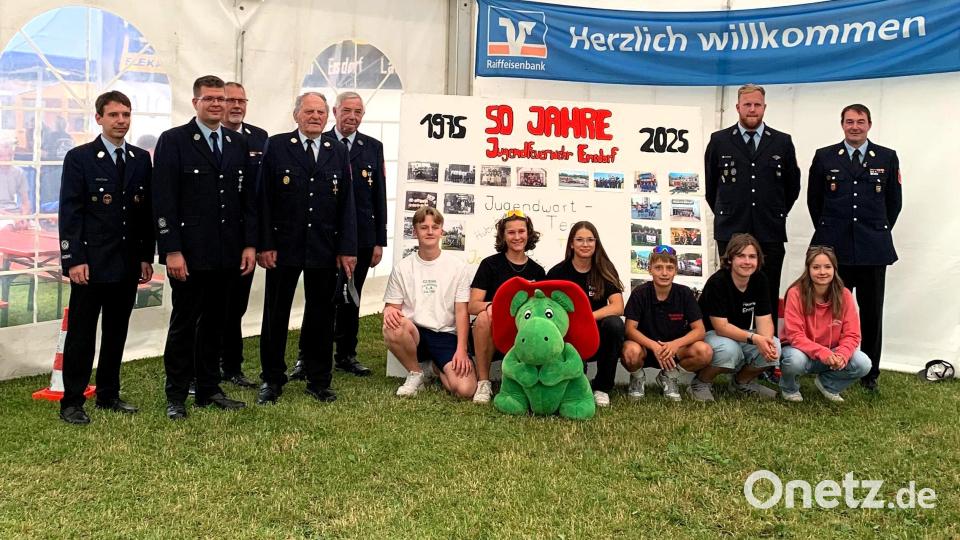 Die Jugendfeuerwehrler mit den Kommandanten Markus Feulner und Jakob Patzelt, Kreisbrandmeister Jürgen Ehrnsberger, Ehrenkommandant Karl Sperl, Ehrenvorstand Richard Reiser, Jugendwart Jannik Kiener und Vorsitzendem Martin Reiser (von links). Bild: tra