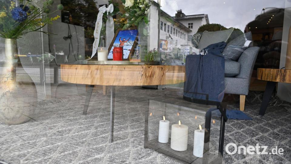Das Einrichtungshaus der Familie ist zum Trauerort geworden. Bild: Uwe Lein/dpa