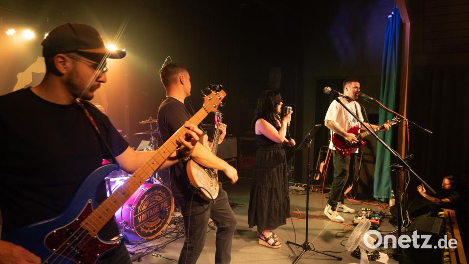 &quot;Backtracks&quot; begeistern mit fein abgestimmtem Cover-Rock. Bild: Roland Wellenhoefer
