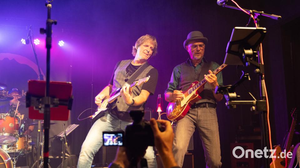 Rockig, routiniert und mitreißend: &quot;Vintage Pie&quot; auf der Bühne im Windischeschenbacher Pfarrsaal. Bild: Roland Wellenhoefer