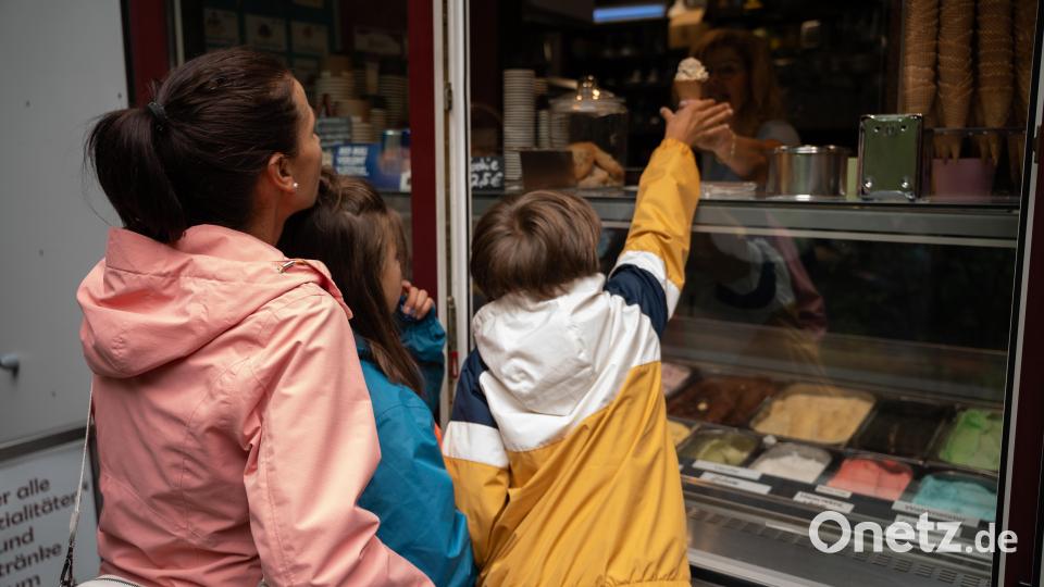 Oberpfalz-Medien veranstaltet auch heuer wieder eine Eis-Tournee. Erst Halt war in Amberg vor dem Eiscafé Rossini im Englischen Garten. Leserinnen und Leser konnten sich kostenlos eine Kugel Eis abholen. Bild: Lisa Stauß
