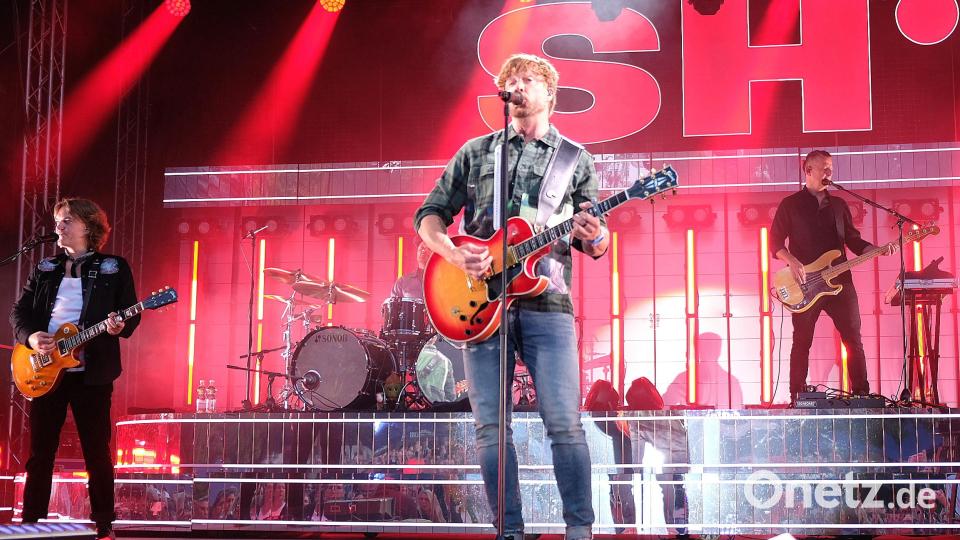 Samu Haber mit Band vor tosendem Publikum Bild: mab