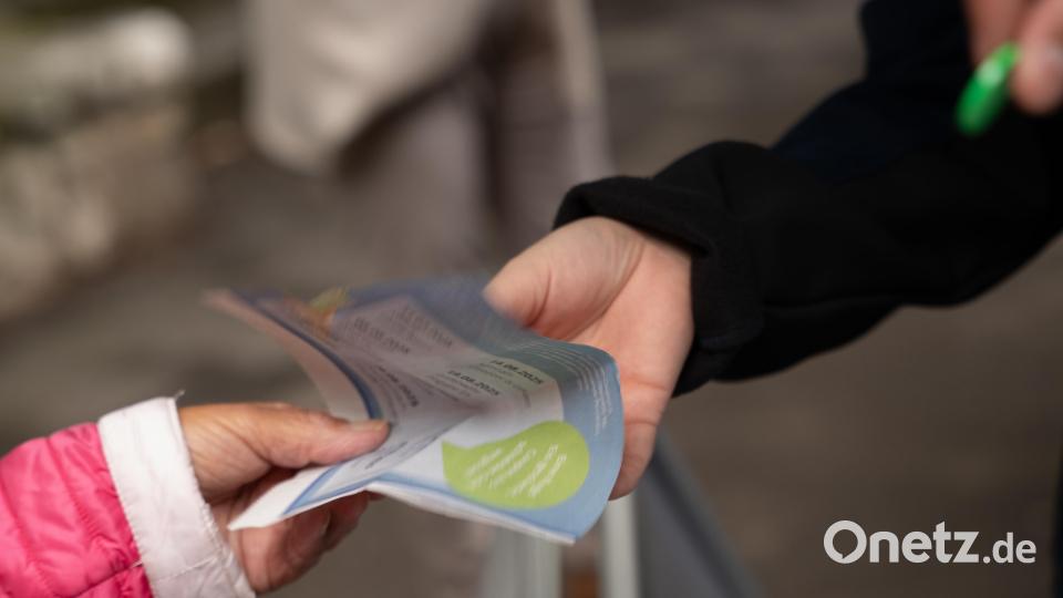 Beim Stand von Oberpfalz-Medien konnten Leserinnen und Leser einen Coupon aus der aktuellen Tageszeitung oder E-Paper gegen einen Eisgutschein tauschen. Bild: Lisa Stauß