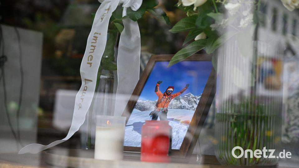in Foto, Kerzen, Rosen und eine Schleife mit der Aufschrift „Für immer Laura“ stehen im Einrichtungsgeschäft Dahlmeier im Schaufenster. Bild: Uwe Lein/dpa