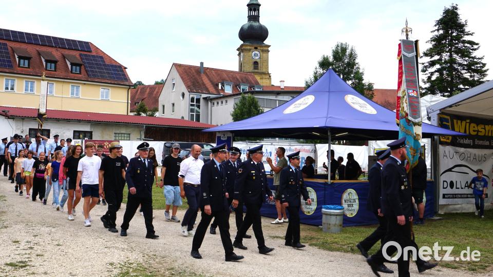 Einzug des Jubelvereins ins Festzelt. Bild: tra